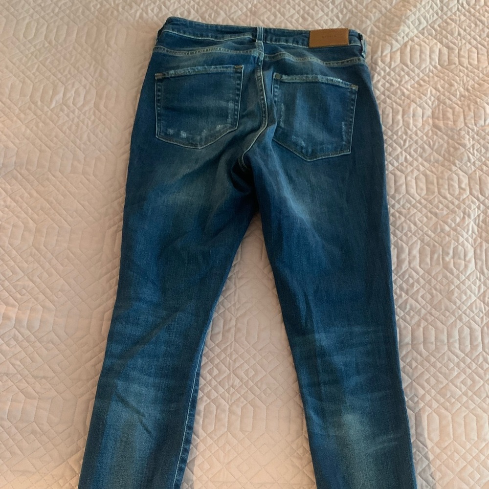Skinny high-waisted jeans